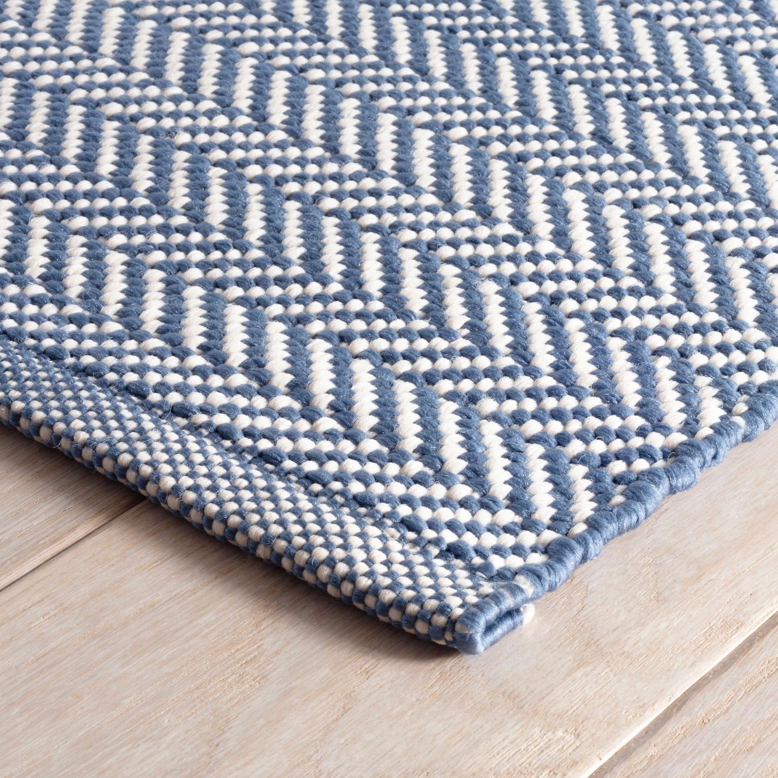Dash & Albert Herringbone Denim/Ivory Indoor/Outdoor Rug