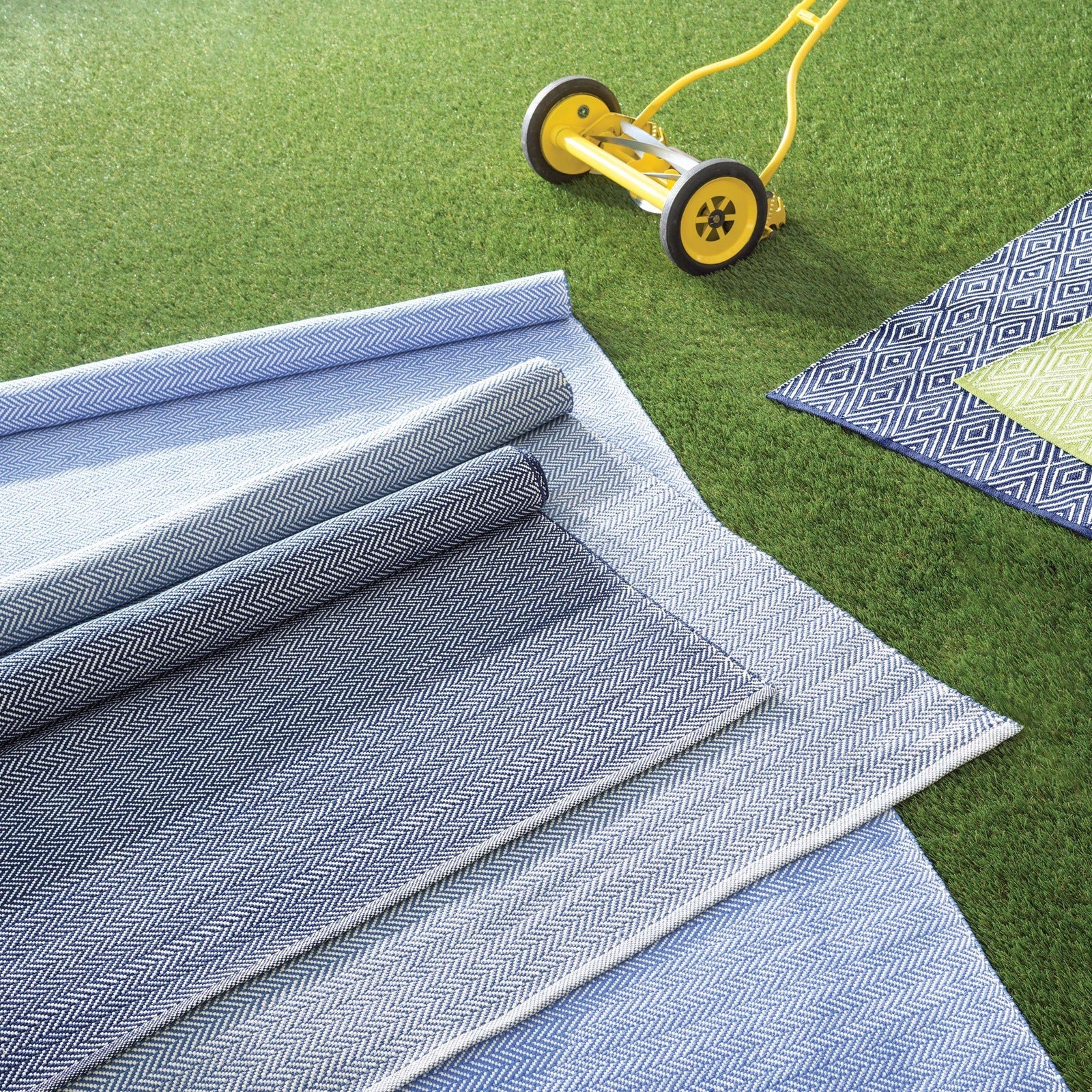 Dash & Albert Herringbone Denim/Ivory Indoor/Outdoor Rug