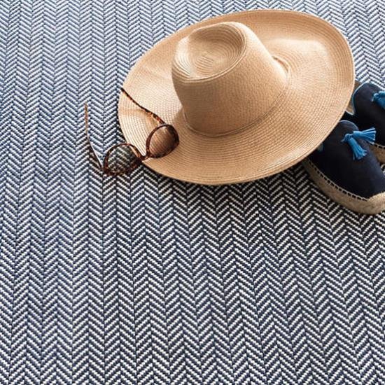 Dash & Albert Herringbone Navy/Ivory Indoor/Outdoor Rug