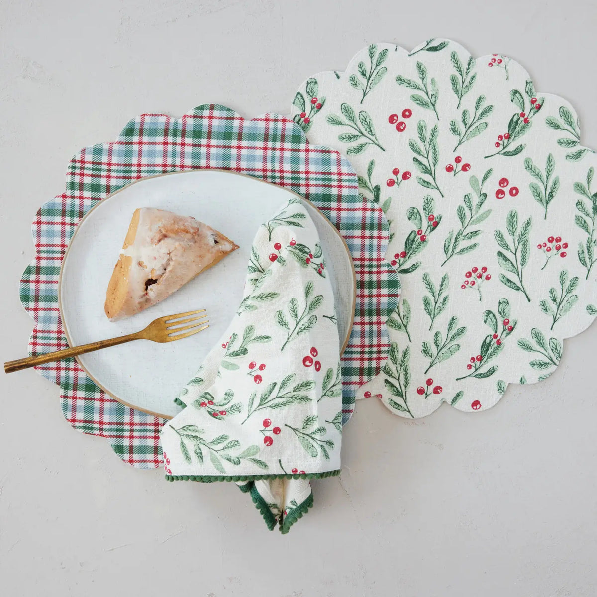 Mistletoe Scalloped Cotton Placemat